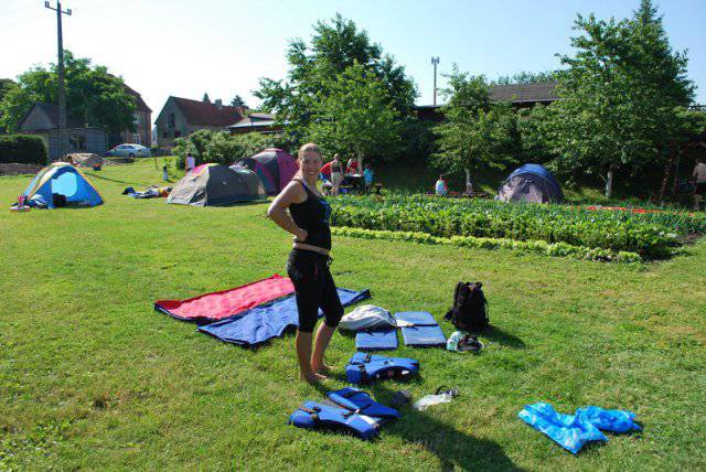 Ania cieszy się, że złożyła suchy namiot :)